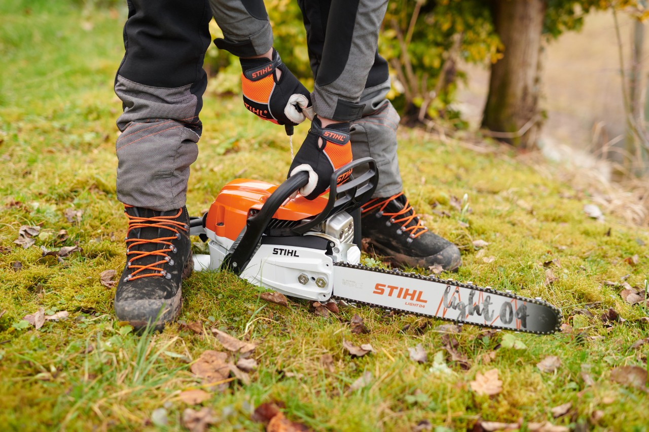 The STIHL MS261CM chainsaw was placed on the forest ground so that it could then be started safely by the person.