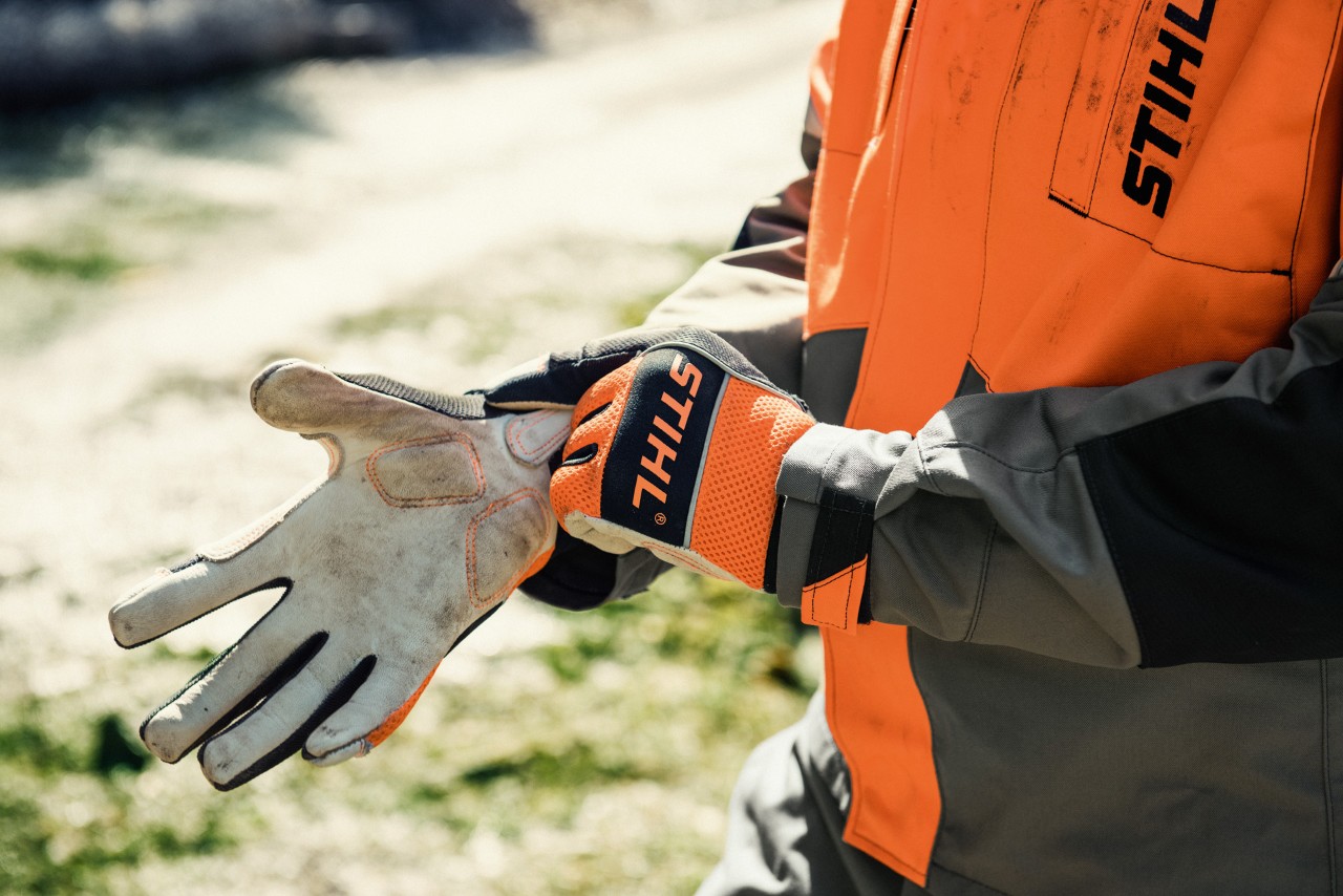 STIHL Schutzhandschuhe ADVANCE Ergo MS und weitere Schutzkleidung für die Arbeit mit der Kettensäge