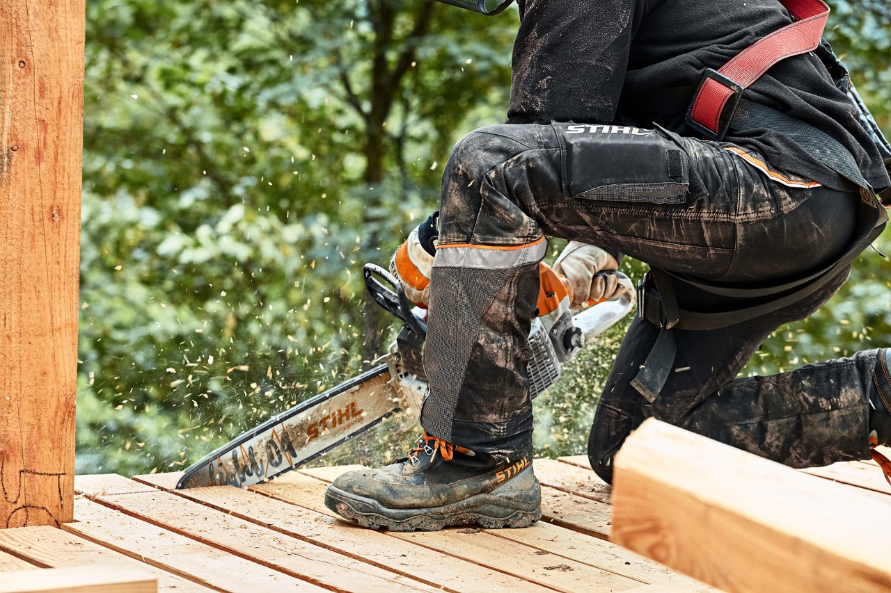 Mit STIHL Schnittschutzhose ADVANCE X LIGHT mit der STIHL Benzin-Kettensäge MS 261 Holzbretter sägen