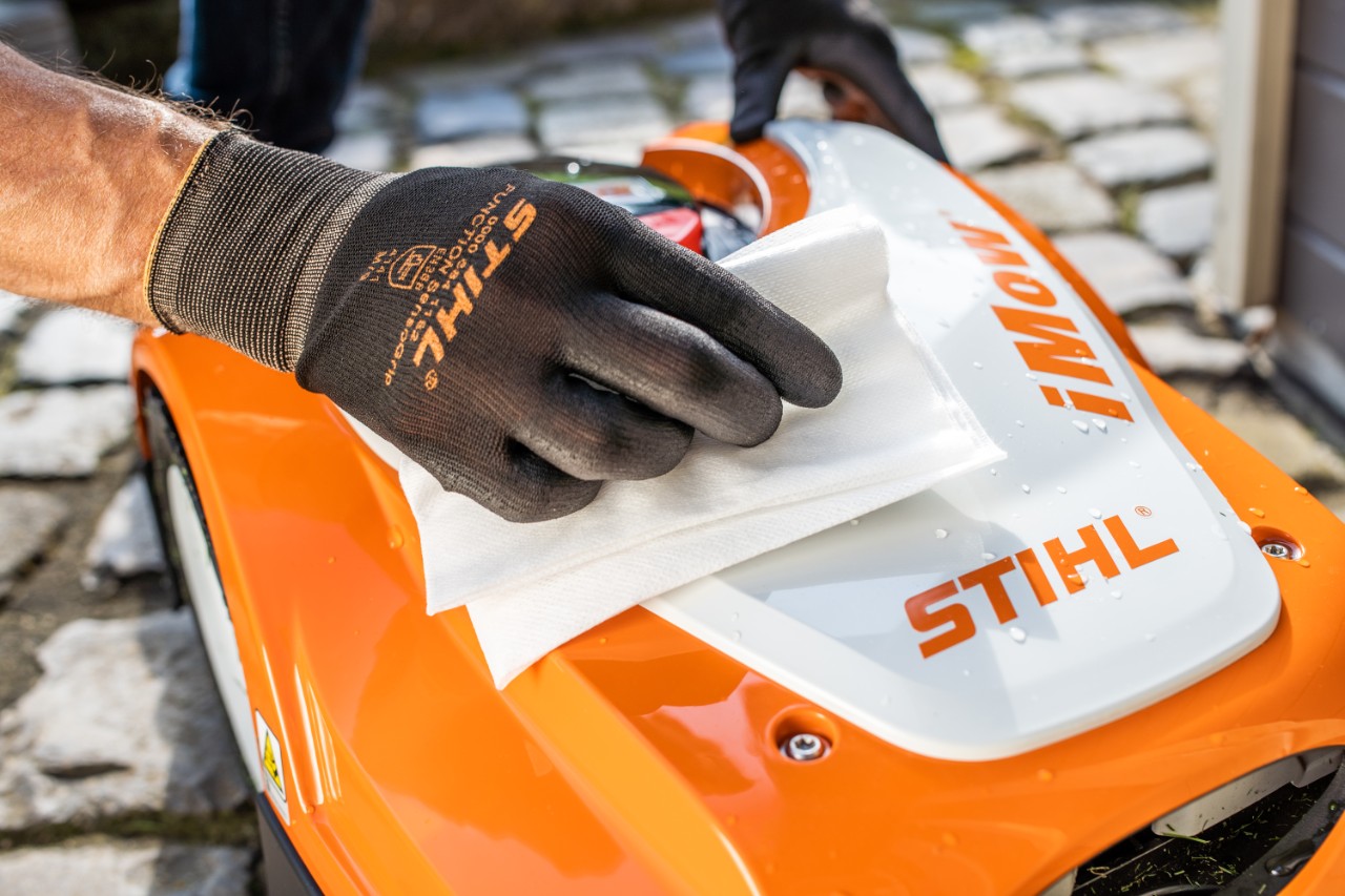  STIHL iMOW® Mähroboter 422 wird mit einem Tuch gereinigt und winterfest gemacht