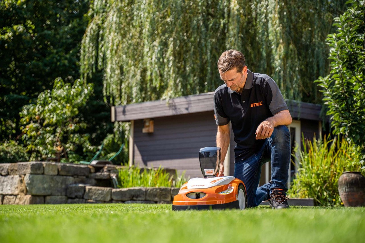 STIHL Fachhändler stellt die Mähzeiten beim STIHL iMOW® Mähroboter RMI 422 ein 