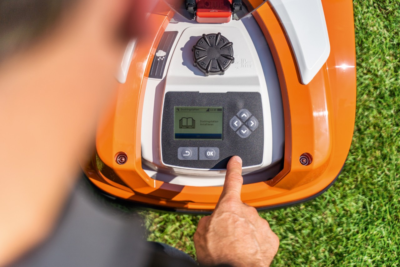 STIHL iMOW® Mähroboter 422 wird bei der Installation über das Bedienfeld konfiguriert