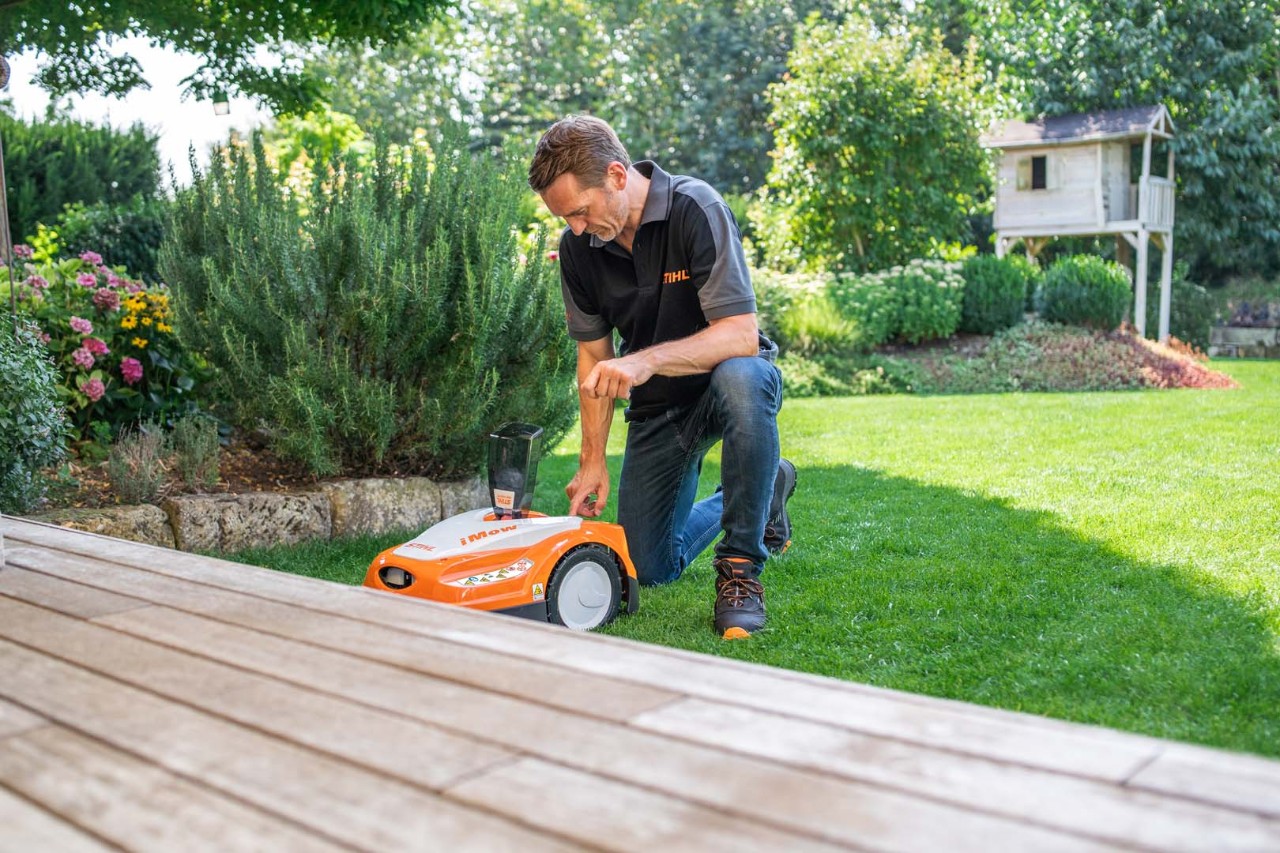 STIHL iMOW® Mähroboter wird von einem STIHL Fachhändler auf die Reinigung vorbereitet