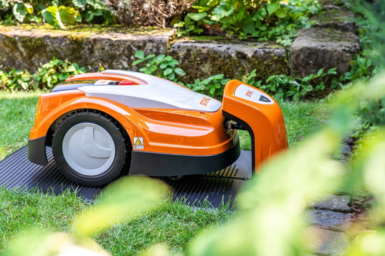  STIHL iMOW® Mähroboter 422 beim Aufladen des Akkus in der Dockingstation