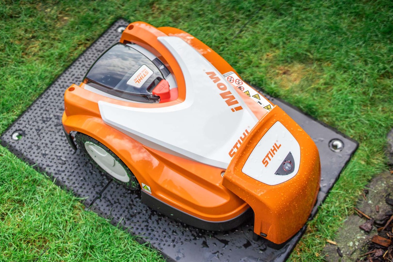  STIHL iMOW® Mähroboter 422 vor der Winterpause in der Dockingstation