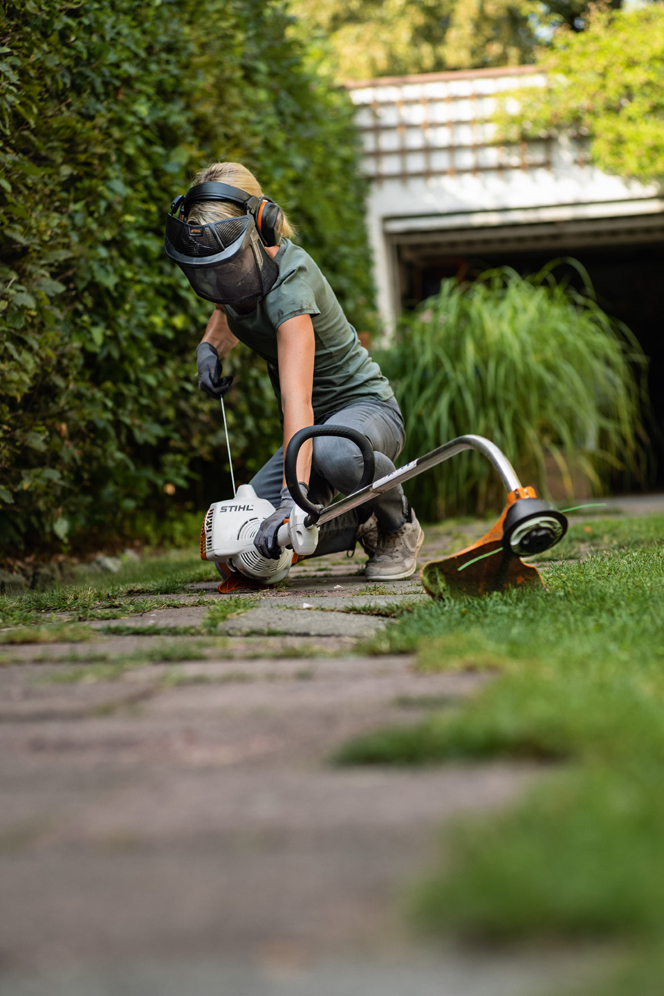 STIHL Benzin-Motorsense FS 38 wird am Boden sicher gestartet