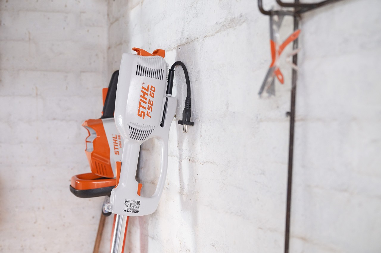 Elektro-Motorsense STIHL FSE 60 lagert in einer Garage
