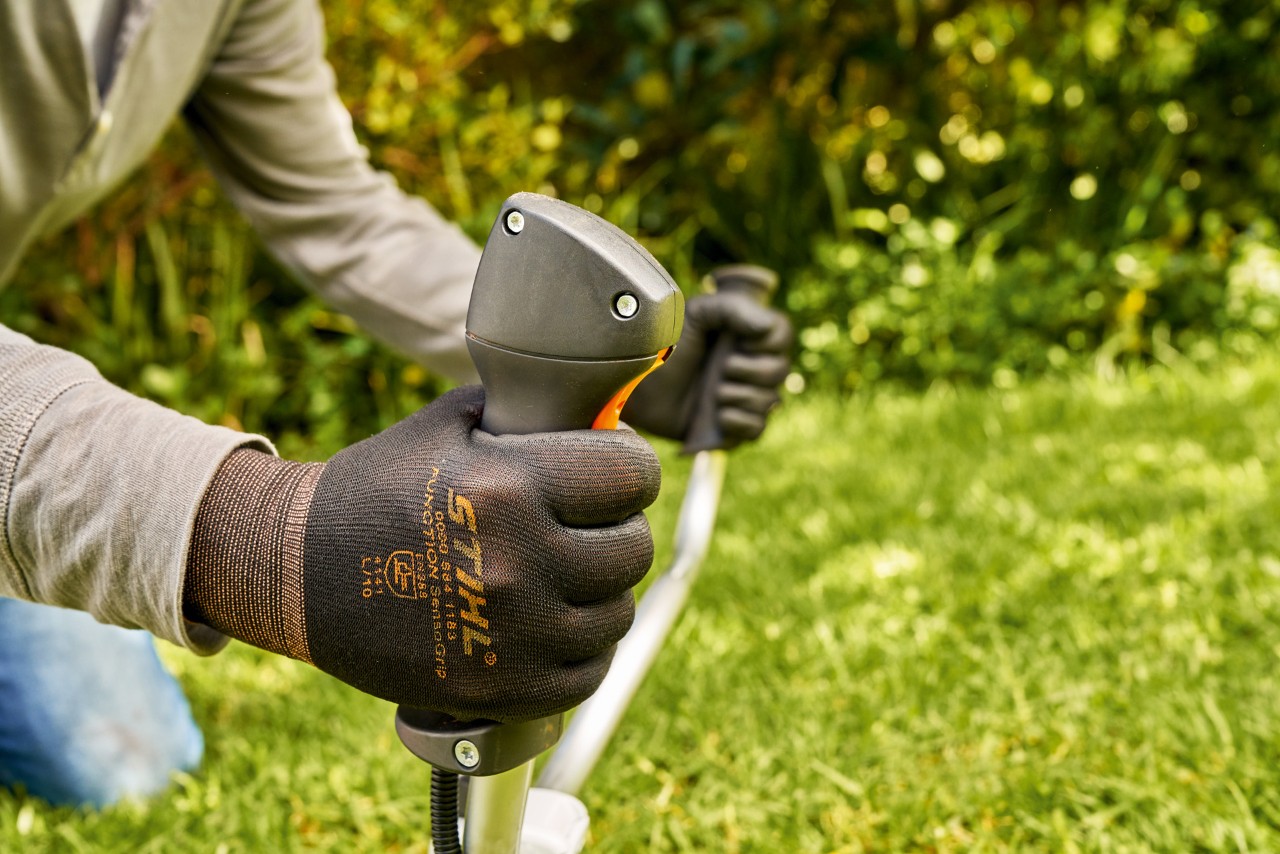Mann lässt den Motor der Benzin-Motorsense STIHL FS 91 kurz starten