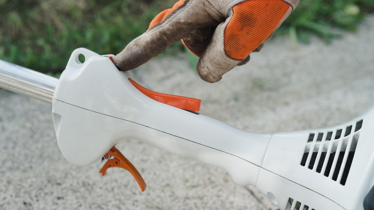 An der Benzin-Motorsense STIHL FS 38 wird der Stoppschalter betätigt