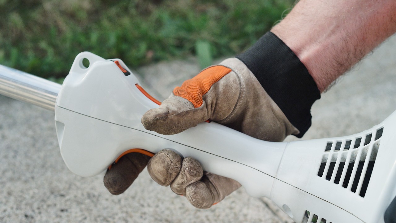 Der Gashebel der Benzin-Motorsense STIHL FS 38 rastet ein