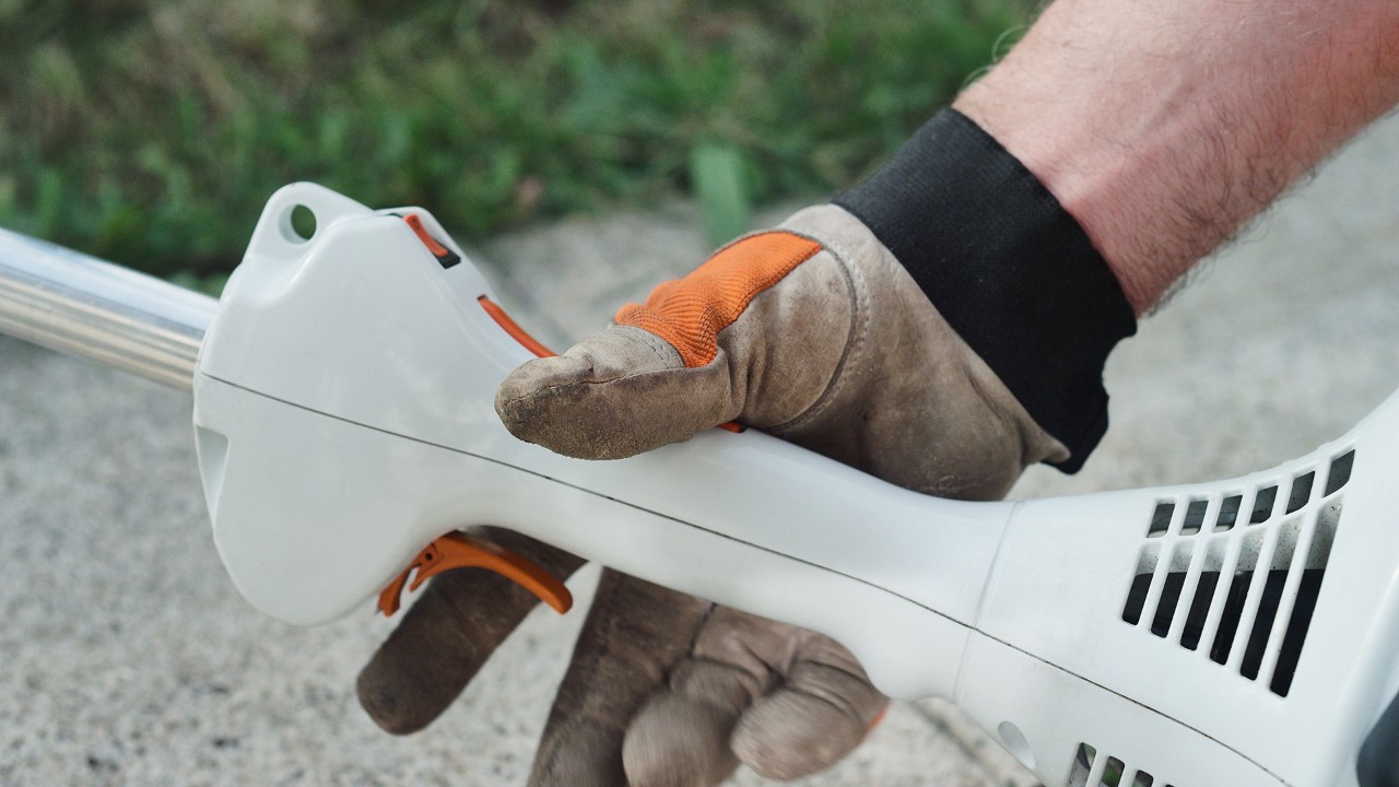 Benzin-Motorsense STIHL FS 38 in Startgasstellung