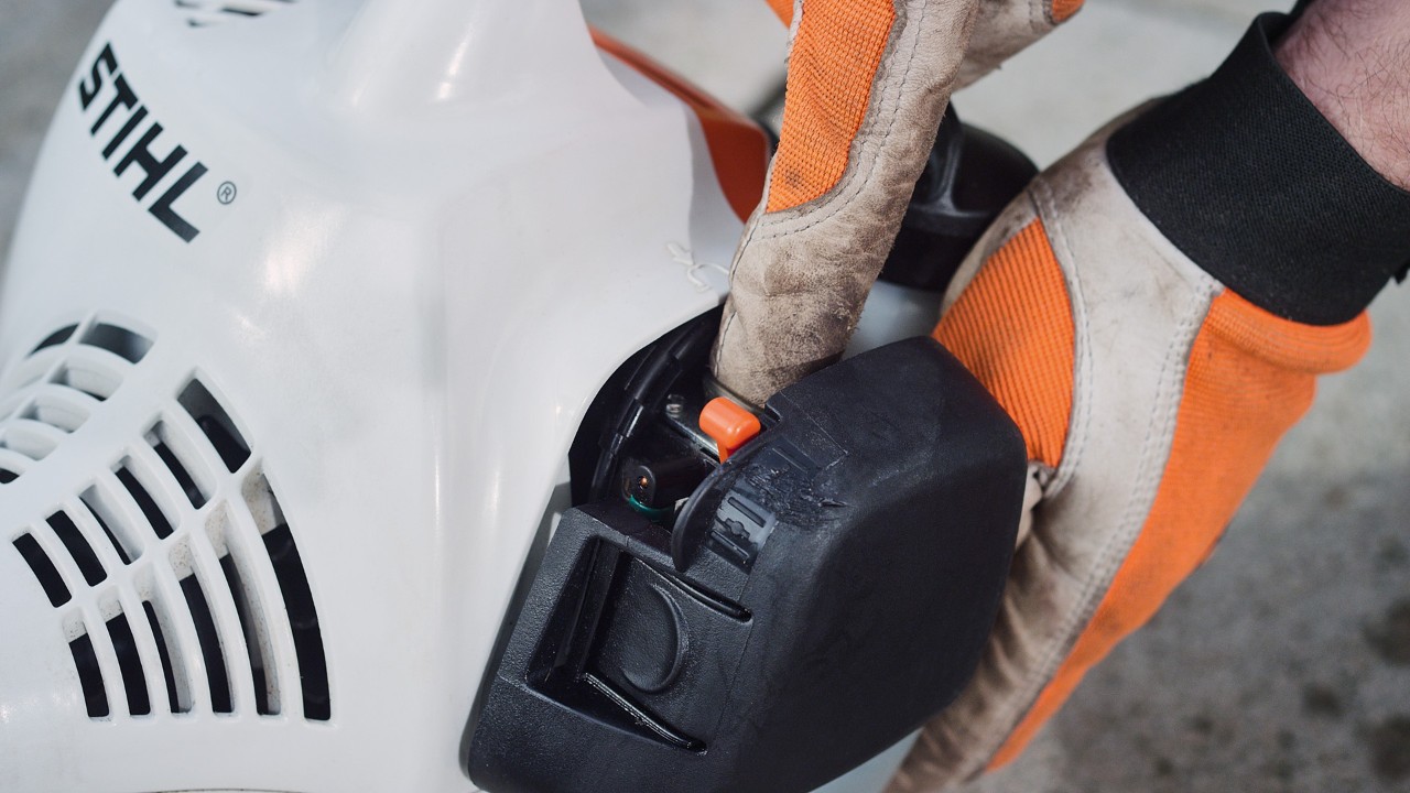 An der Benzin-Motorsense STIHL FS 38 die Kraftstoffpumpe drücken