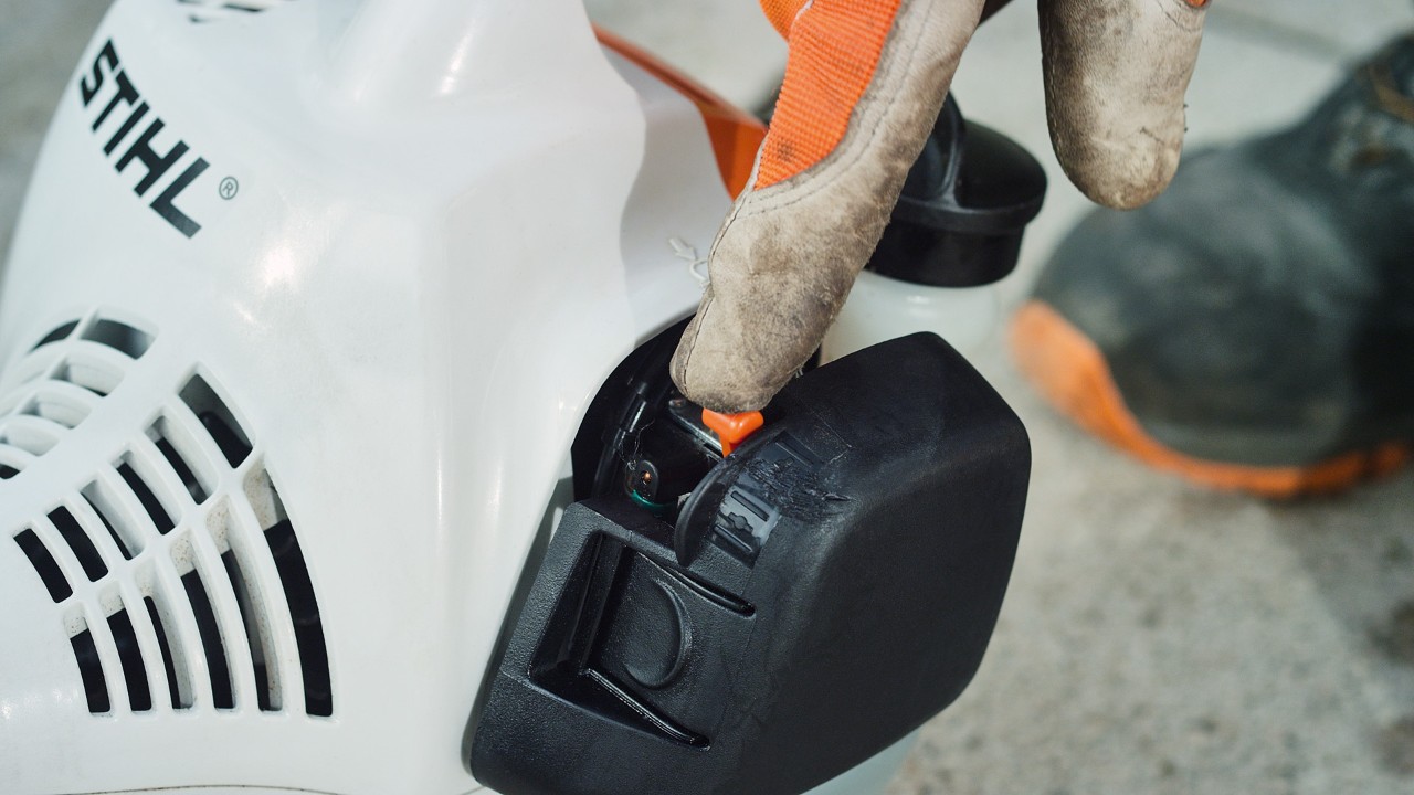 Choke der Benzin-Motorsense STIHL FS 38 wird geöffnet