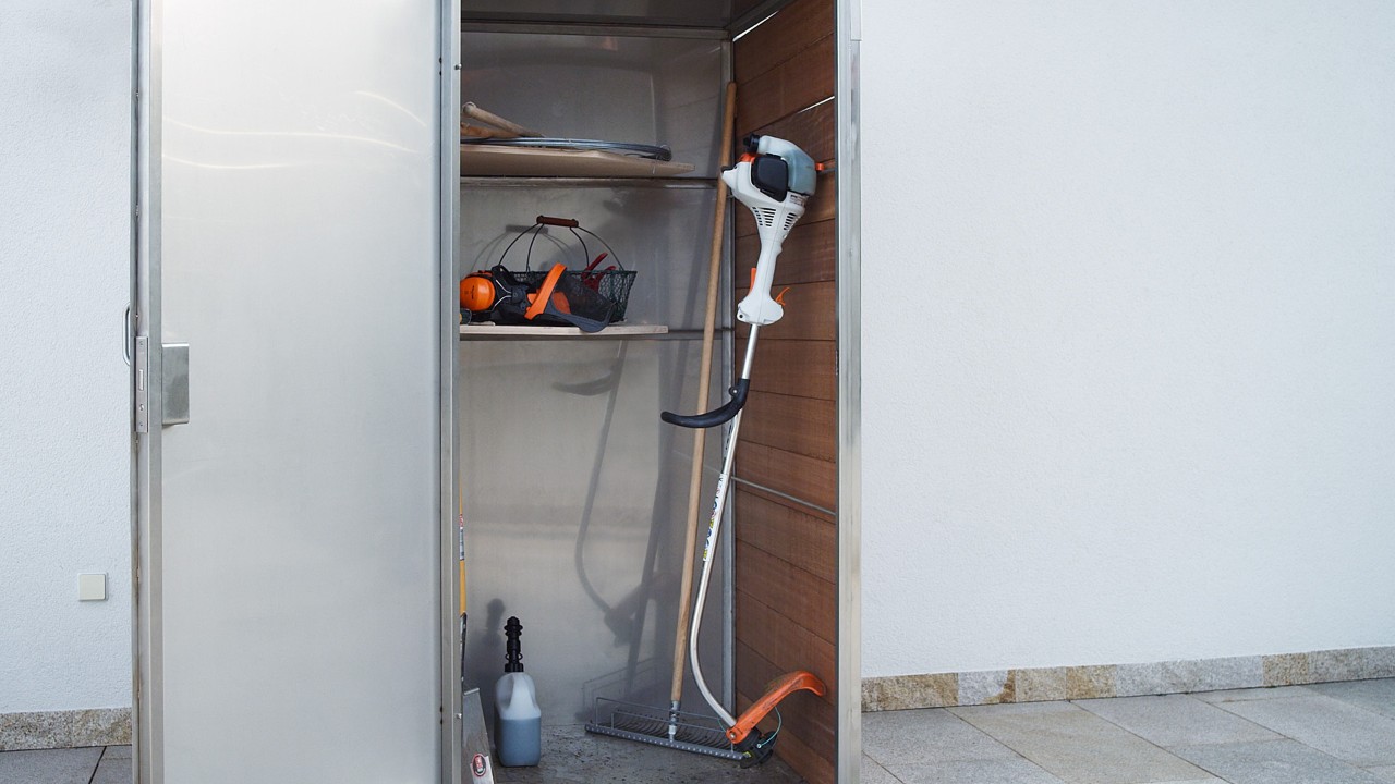 Die ausgeschaltete Benzin-Motorsense STIHL FS 38 steht in einem Schrank