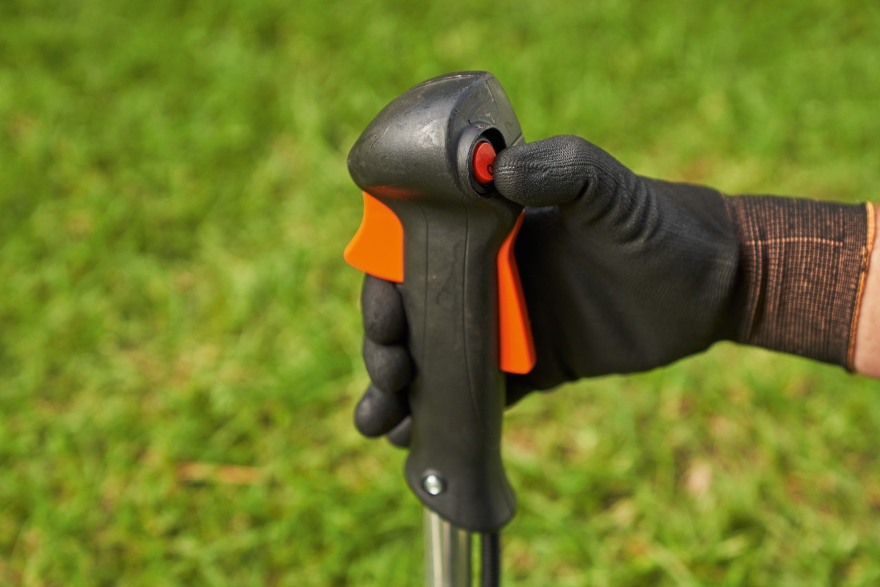 Mann stellt die Benzin-Motorsense STIHL FS 56 ab