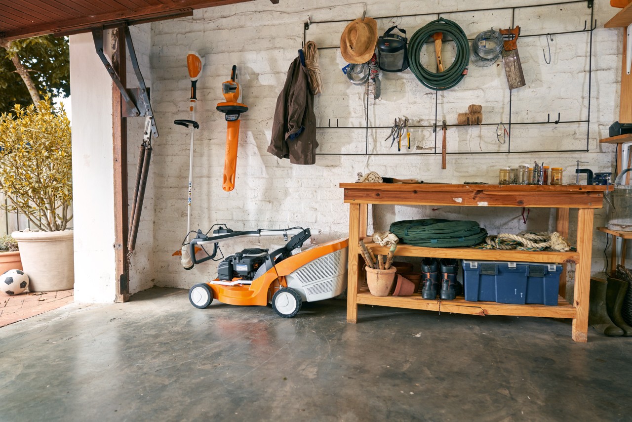 STIHL Akku-Rasenmäher RMA 339 C steht winterfest in der Garage