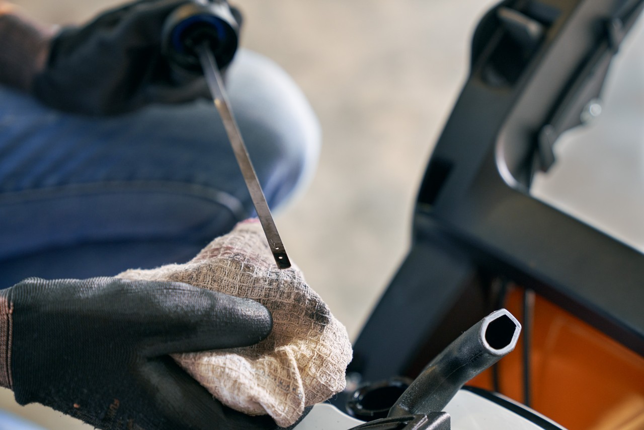 Ölstand vom STIHL Benzin-Rasenmäher RM 448 TC wird kontrolliert