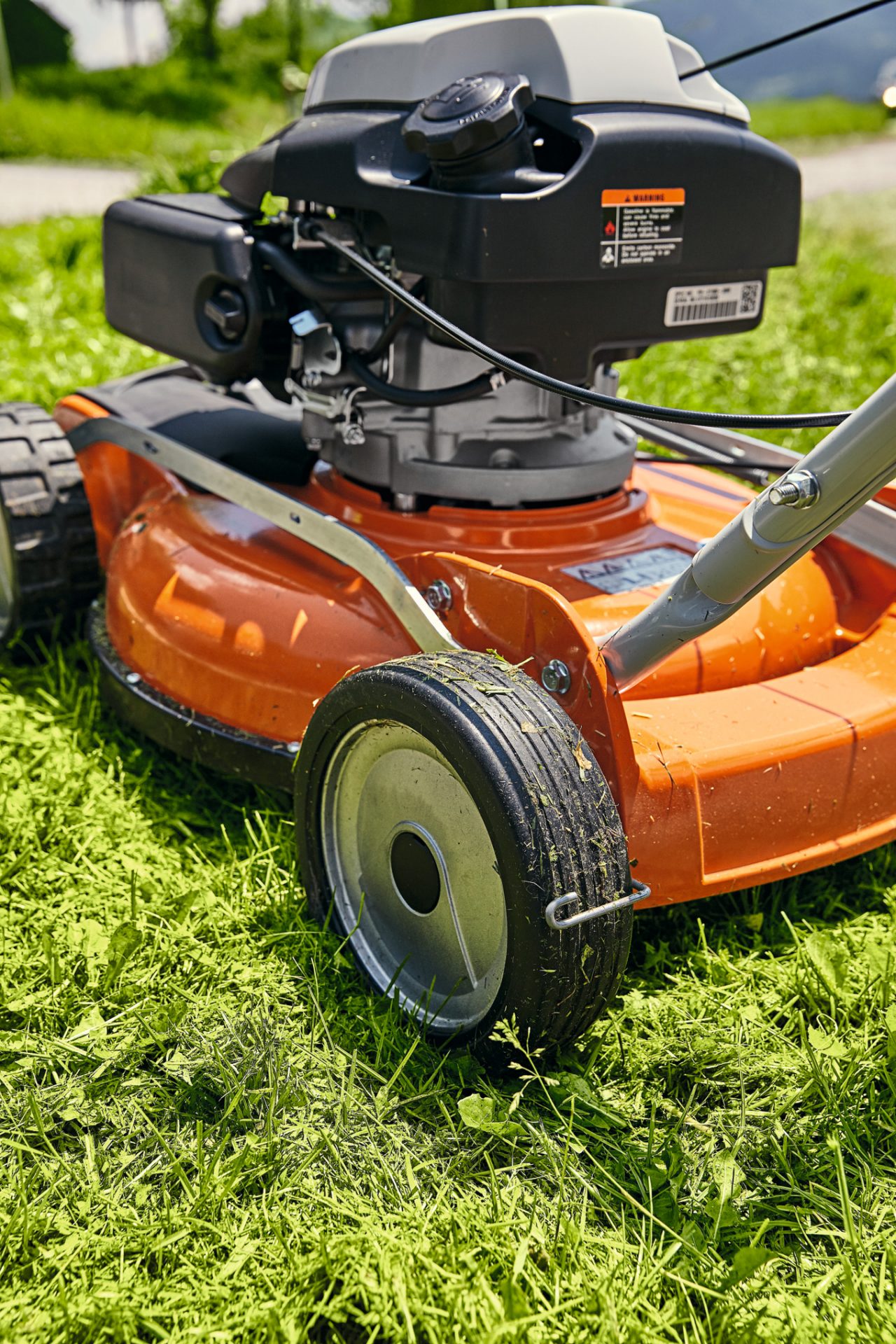 STIHL Benzin-Mulchmäher RM 2 R auf grünem Rasen