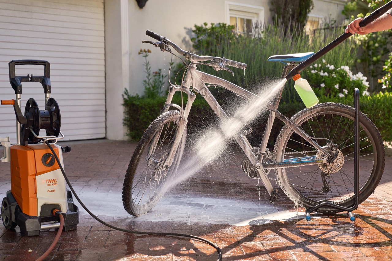 Fahrrad wird mit STIHL Hochdruckreiniger RE 130 plus mit  Schaumdüse und Fahrzeugshampoo gewaschen 