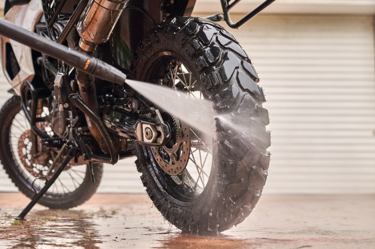 Hinterrad eines Motorrads wird mit STIHL Hochdruckreiniger RE 130 plus abgespült