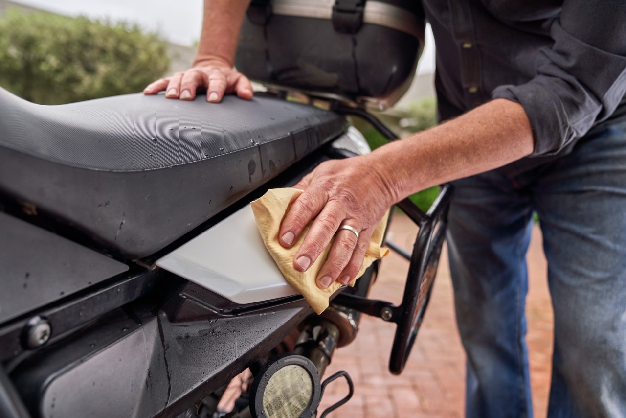 Motorrad wird mit einem weichem Tuch gepflegt