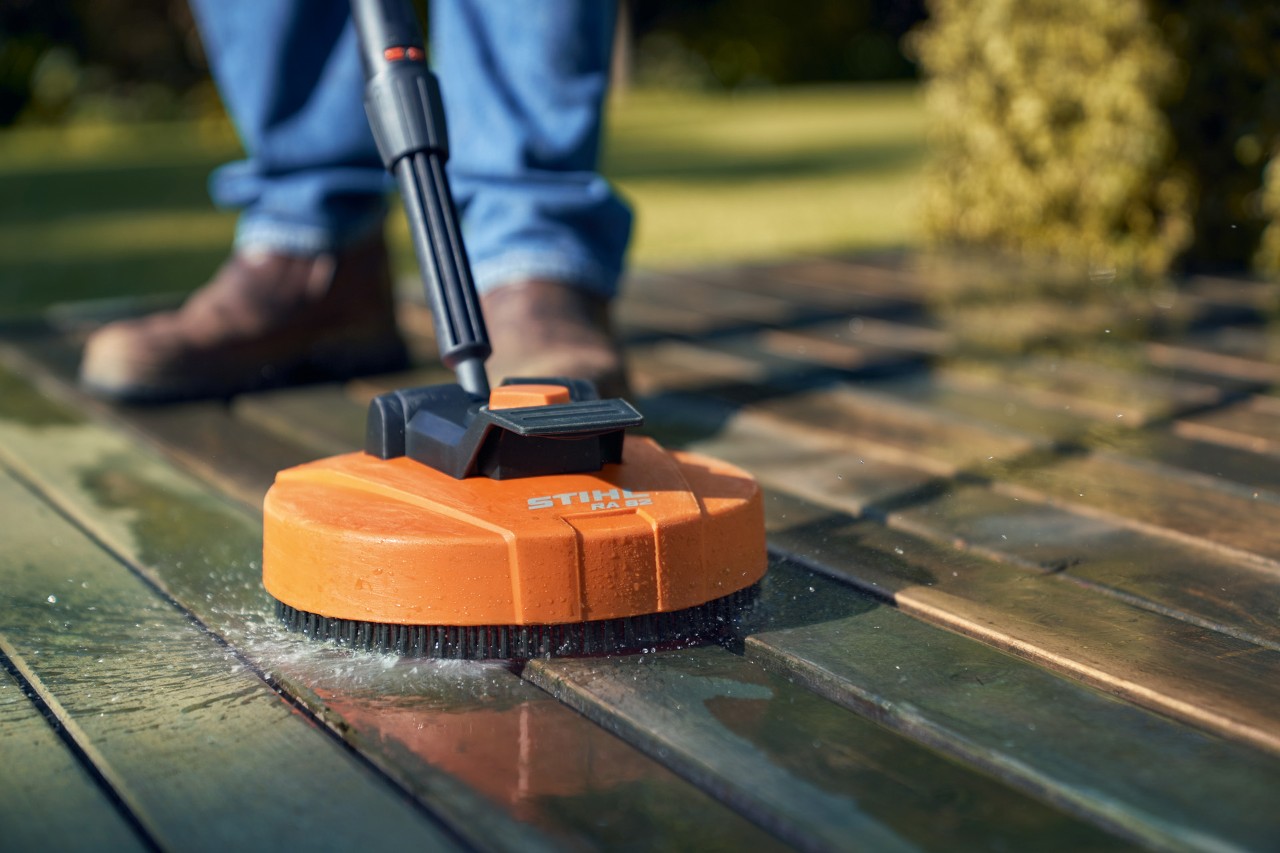 Nahaufnahme STIHL Flächenreiniger RA 82 bei der Reinigung einer Terrasse