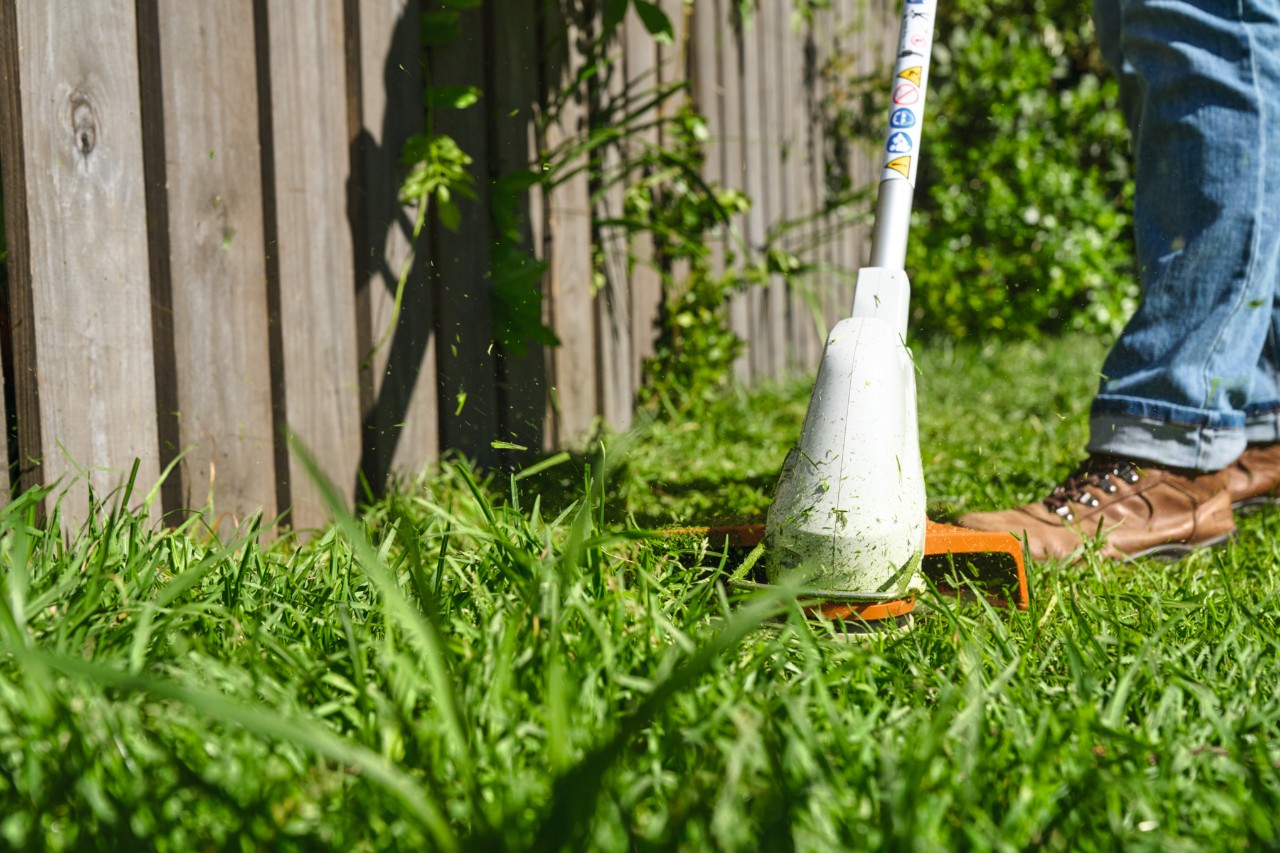 Mit der Akku-Motorsense STIHL FSA 30 wird der Rasen an der Stelle gemäht, wo später ein Blühstreifen angelegt werden soll