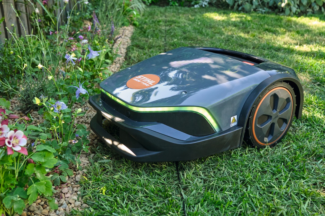Der Rasenmähroboter STIHL iMOW® 7 EVO fährt zum Mähen über den Rasen