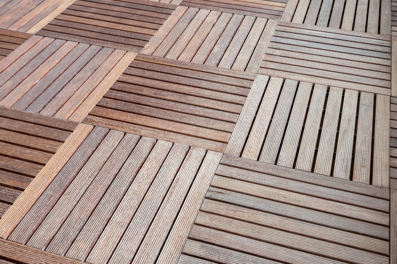 Wetterfeste Holzfliesen für Dachterrasse