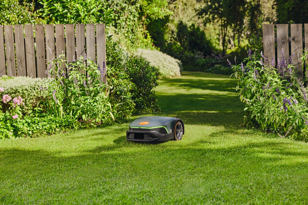 Batteriebetriebener Mähroboter STIHL iMOW 5+ EVO mäht im Garten
