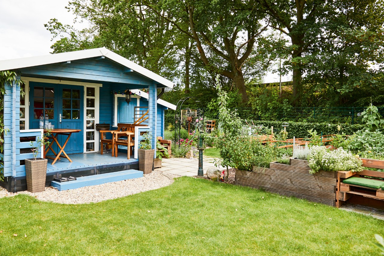 Blaues Haus mit gepflegtem Garten