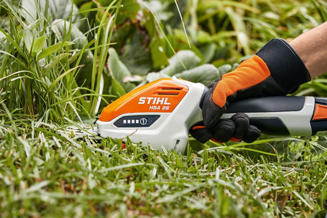 Mit der STIHL Akku-Strauchschere HSA 26 werden Rasenkanten geschnitten