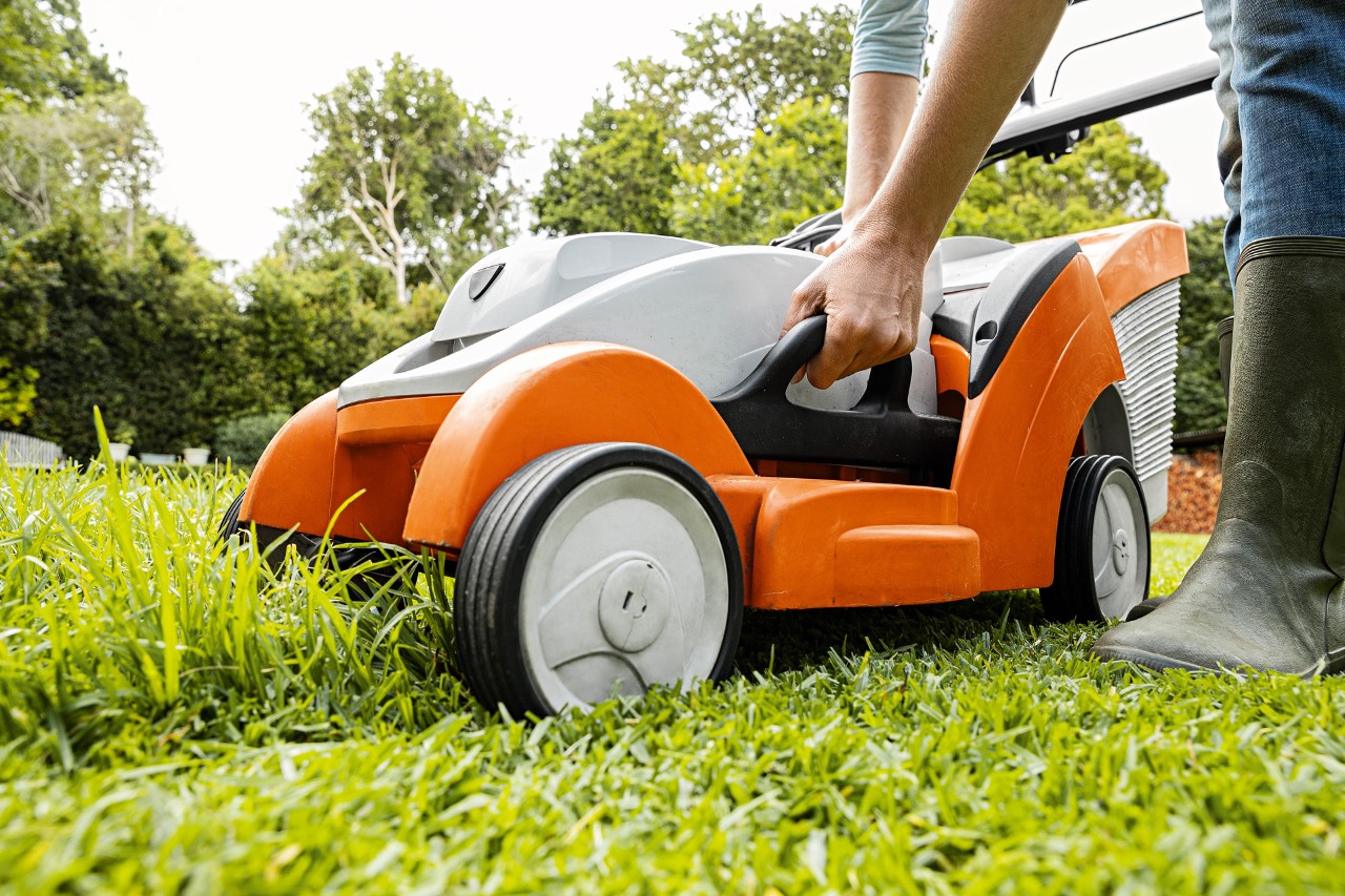 STIHL Akku-Rasenmäher RMA 339 C wird im Frühjahr im Garten geprüft
