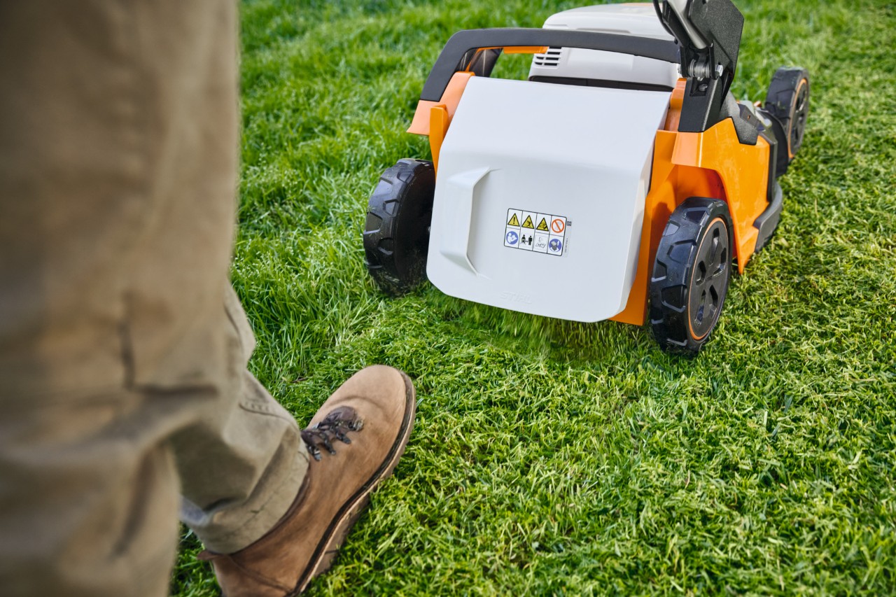 STIHL Mulchmäher  beim Mulchen