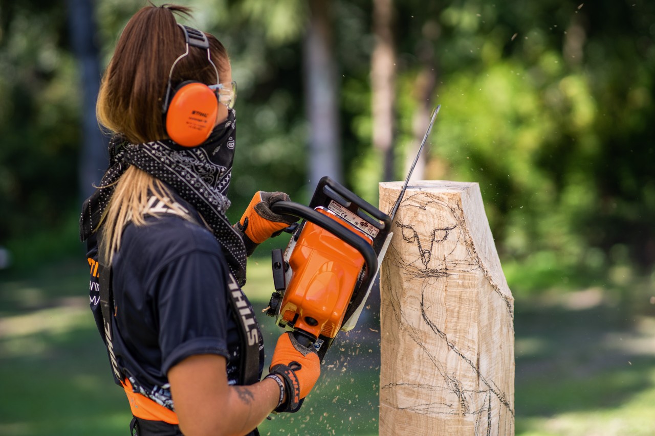 Figur der Eule wird mit der STIHL Kettensäge mit Carving-Garnitur grob ausgeblockt