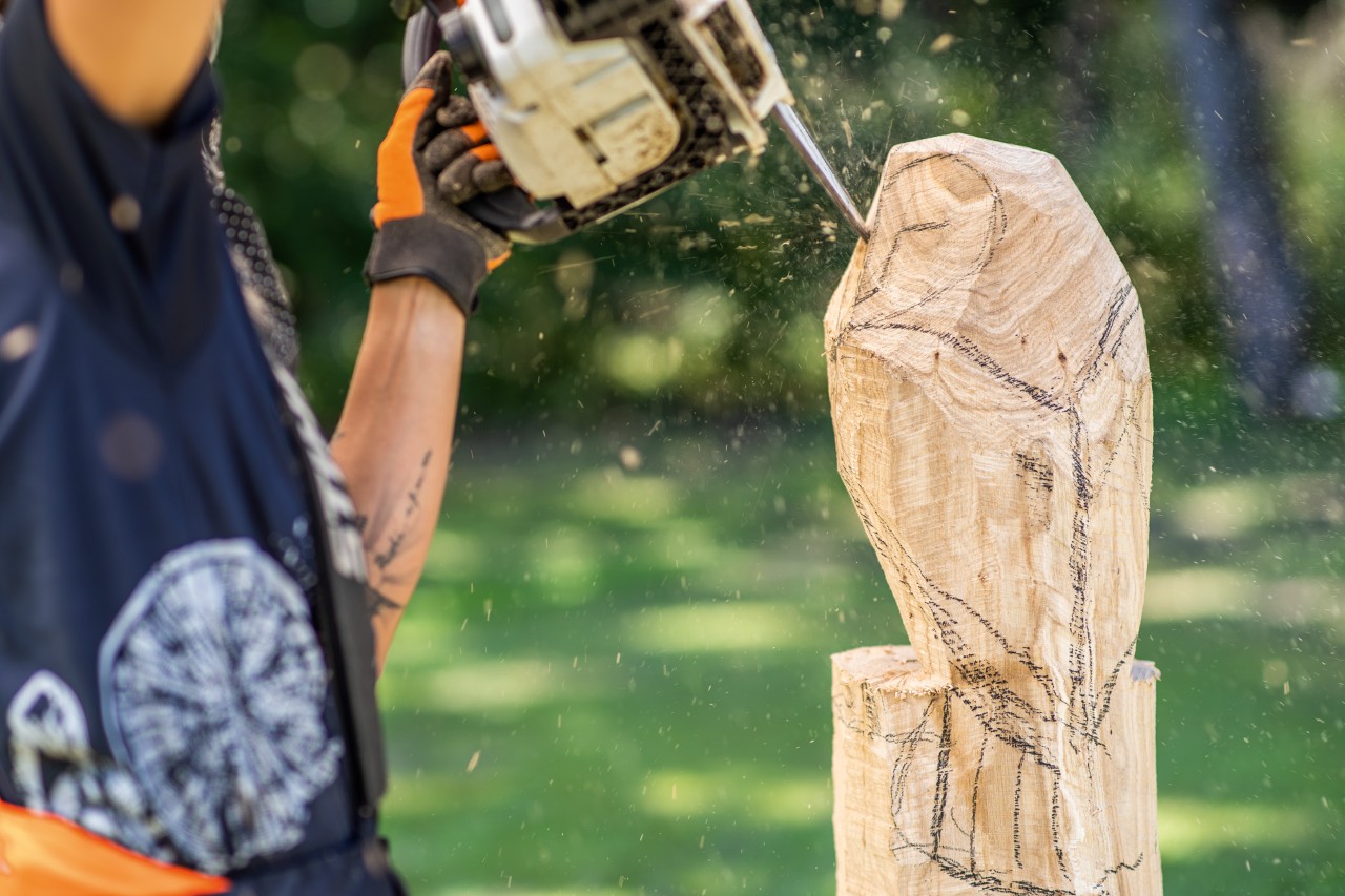 Das Gesicht der Eule wird mit der STIHL Kettensäge mit Carving-Garnitur herausgearbeitet