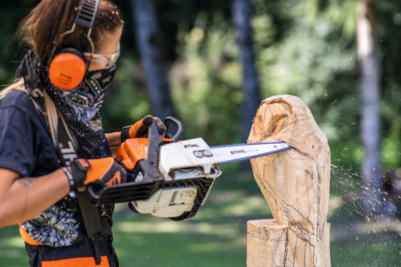 Die Flügel der Eule aus Holz werden mit der STIHL Kettensäge mit Carving-Garnitur definiert