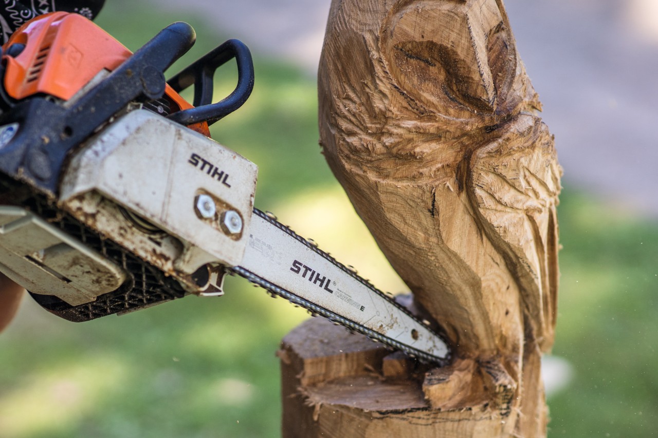 alt="Mit der STIHL Kettensäge mit Carving-Garnitur werden die Krallen der Eule aus Holz geschnitzt"