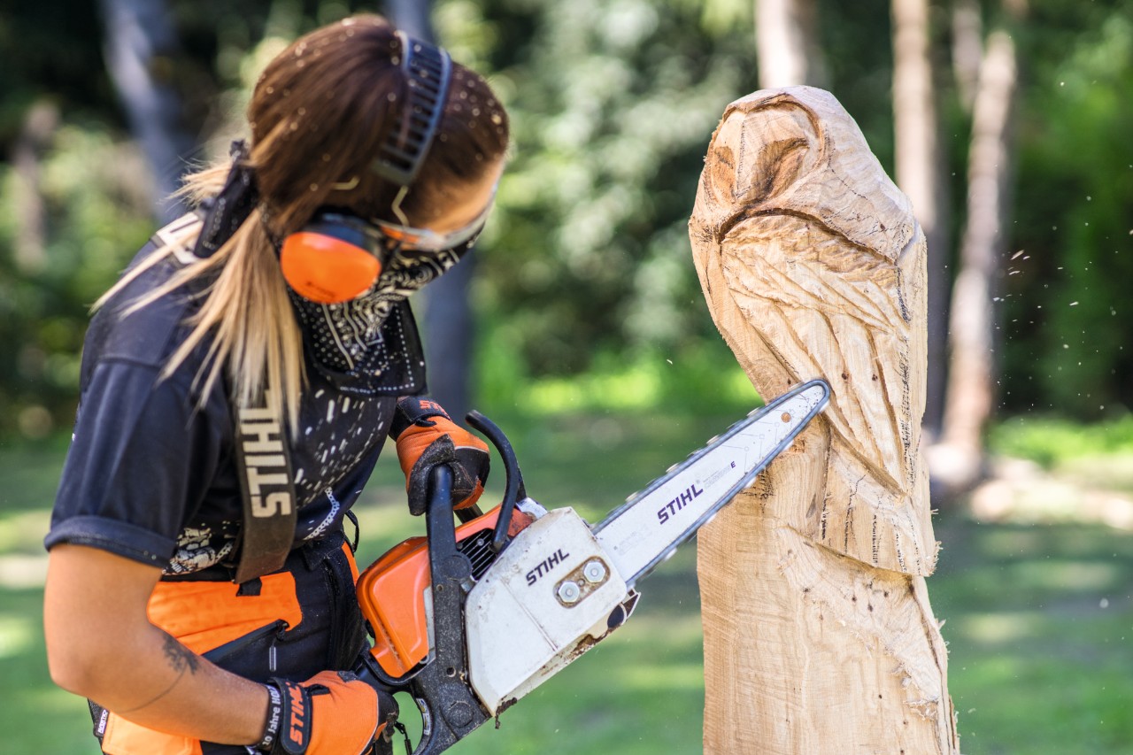 Das Gefieder der Eule aus Holz wird mit der STIHL Kettensäge mit Carving-Garnitur geschnitzt