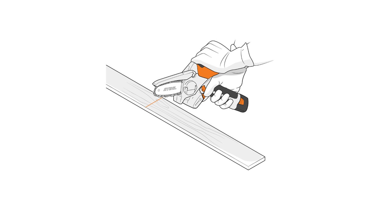 Jemand sägt mit dem Gehölzschneider STIHL GTA 26 ein Brett zurecht 
