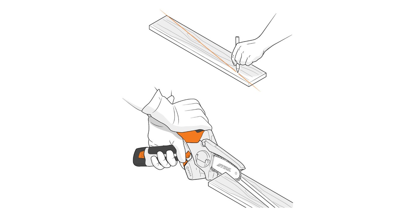 Jemand durchtrennt mit dem Gehölzschneider STIHL GTA 26 ein Brett diagonal