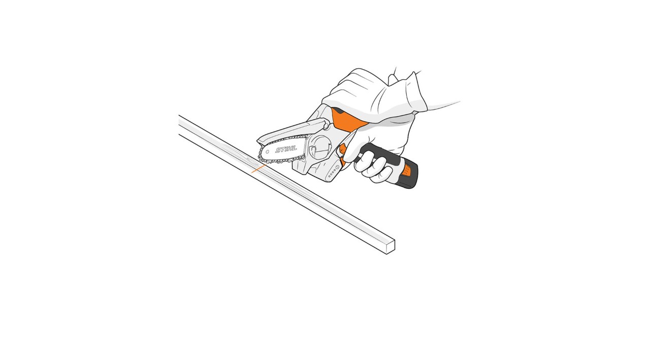 Jemand schneidet mit dem Gehölzschneider STIHL GTA 26 ein Kantholz zurecht, um ein Frühbeet selber zu bauen