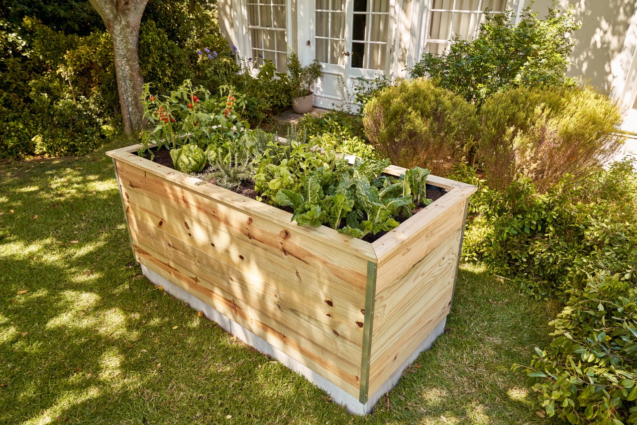 Selber gebautes Hochbeet in einem Garten
