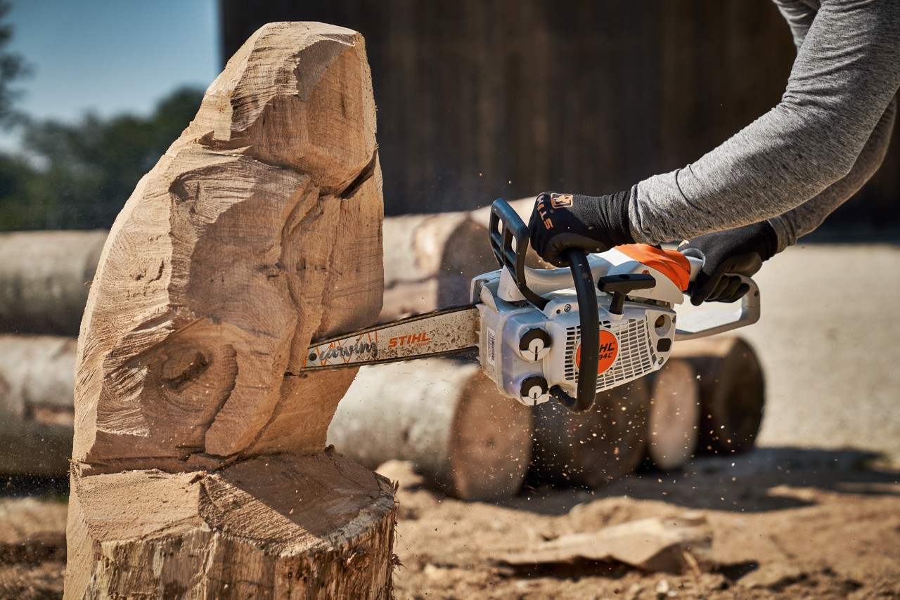 Eule wird mit einer STIHL Benzin-Motorsäge MS 194 C-E geschnitzt