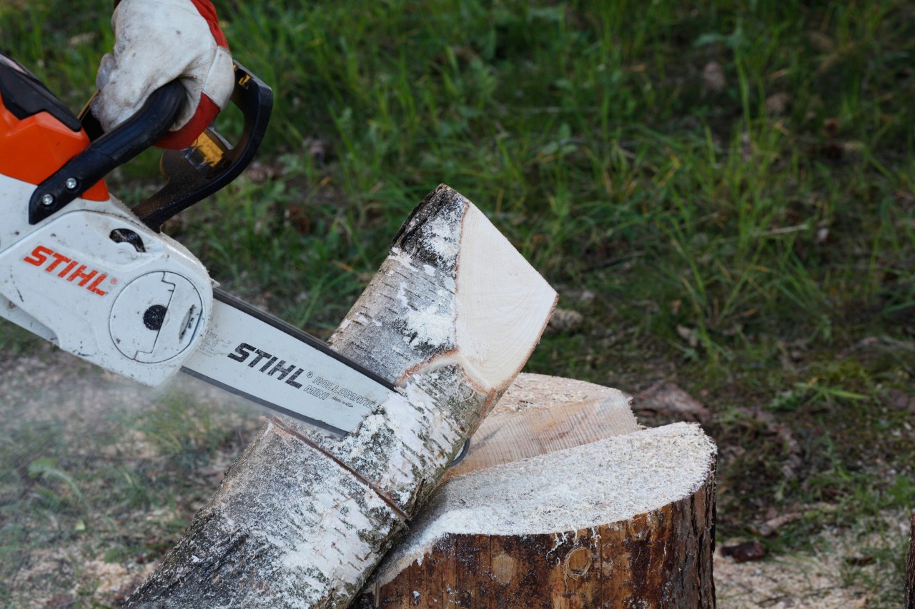 Mit STIHL Akku-Motorsäge MSA 140 C wird Flamme aus Holzstück herausgesägt, um Kerzen aus Holz selber zu machen 