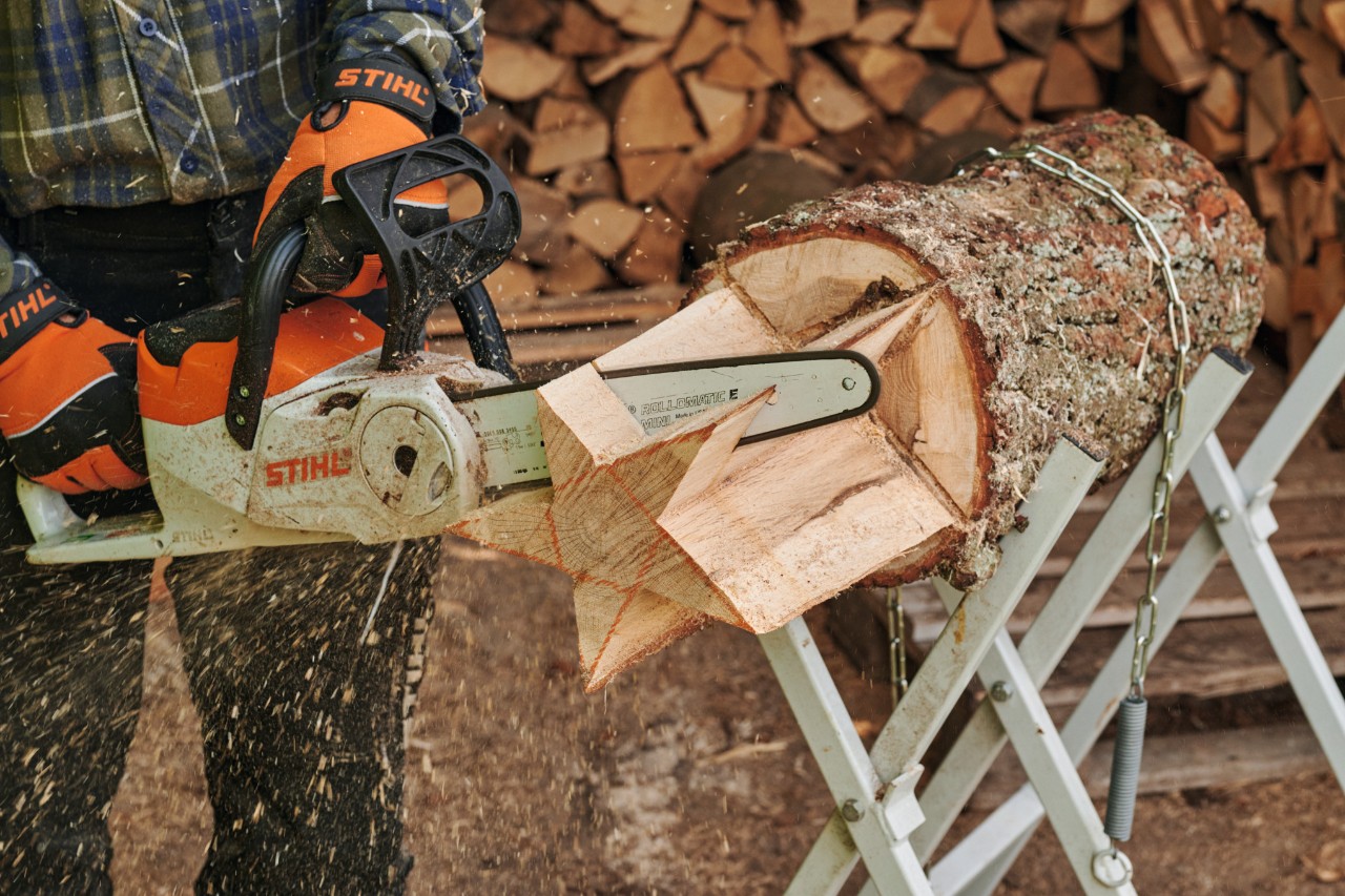 Der Stern wird mit der STIHL Motorsäge vom Stammstück abgeschnitten.