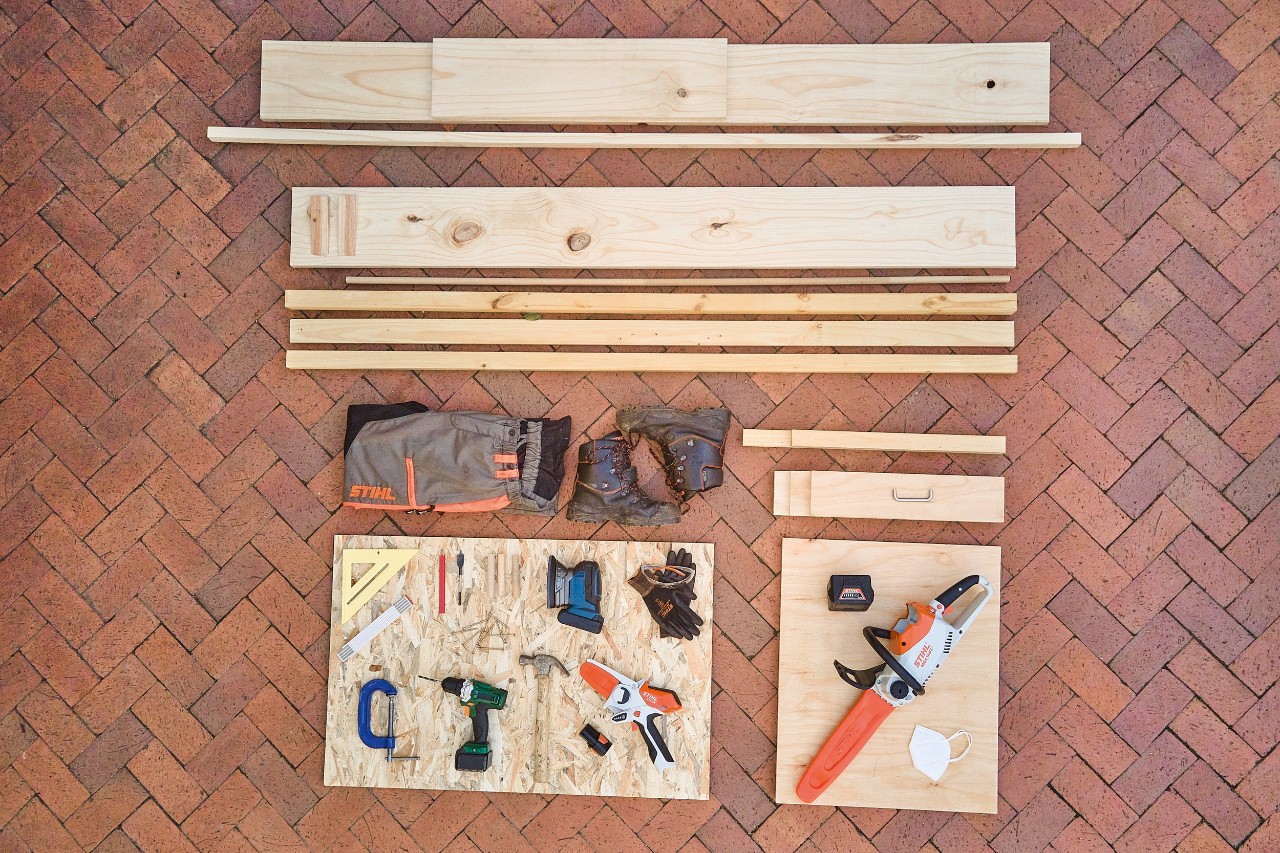 Werkzeug für Rasenmäher-Aufbewahrung, etwa der STIHL Akku-Gehölzschneider GTA 26 und die STIHL Akku-Kettensäge MSA 140 C