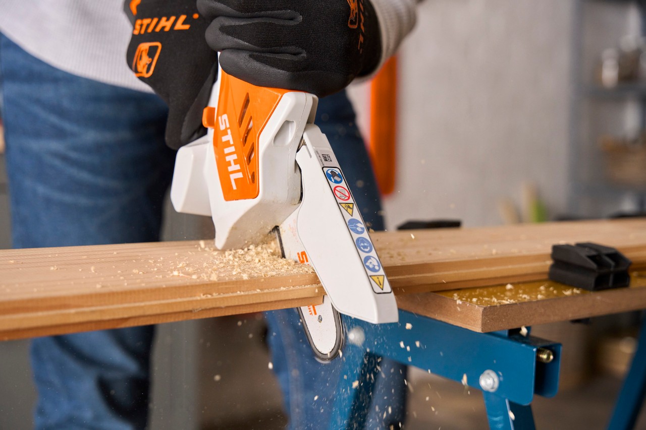 Das Holzbrett wird mit dem Akku-Holzschneider GTA 26 abgesägt.