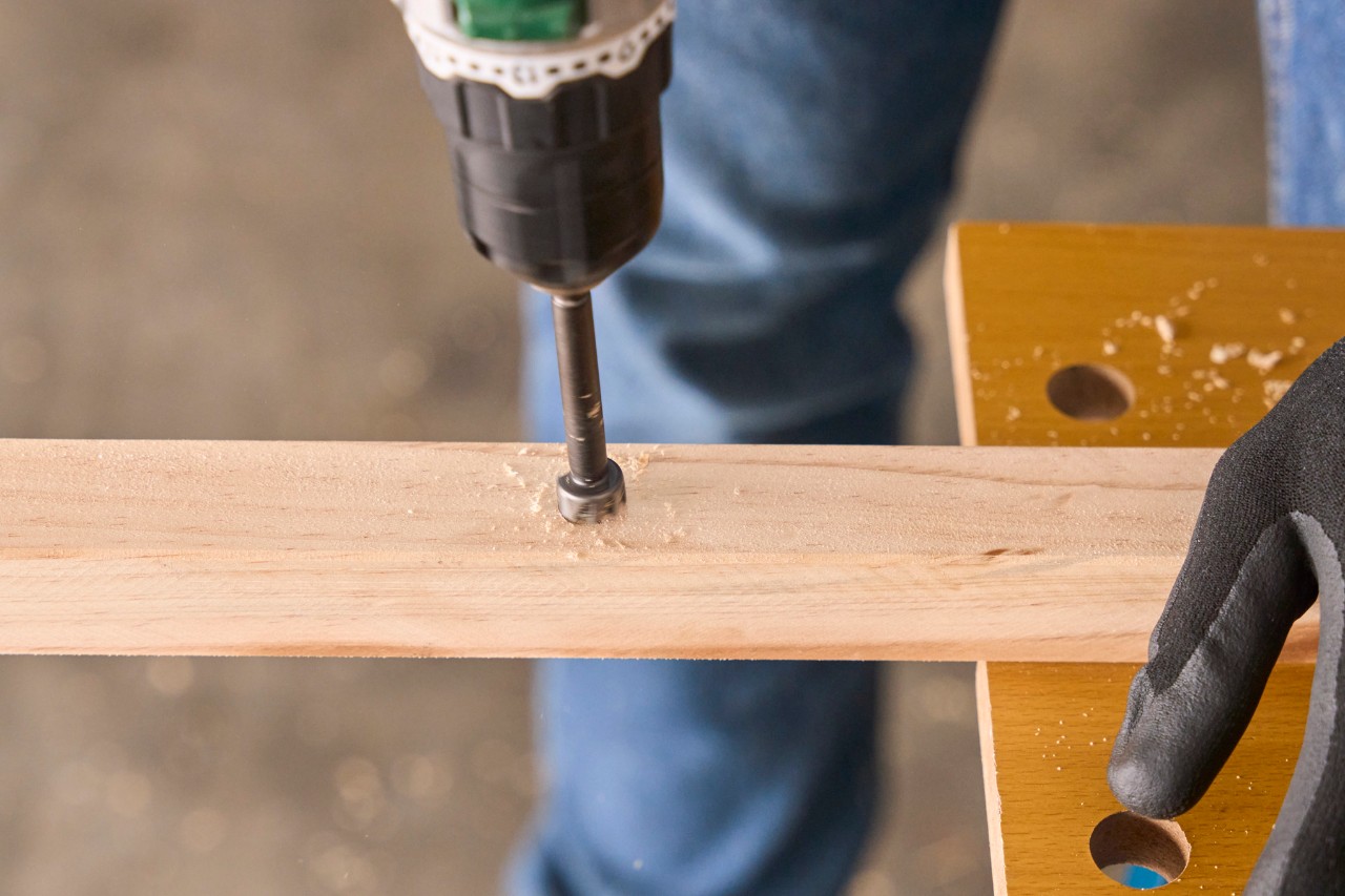 Vorbohren mit einem kleinen Holzbohrer