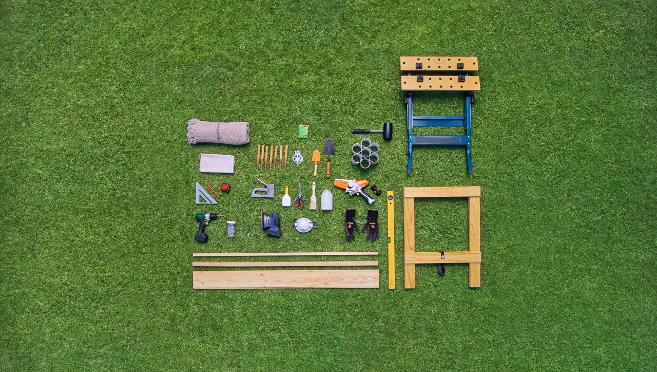Drohnenbild des benötigten Materials und der benötigten Ausrüstung. GTA 26, Akku-Schleifer, Handtacker, ...
